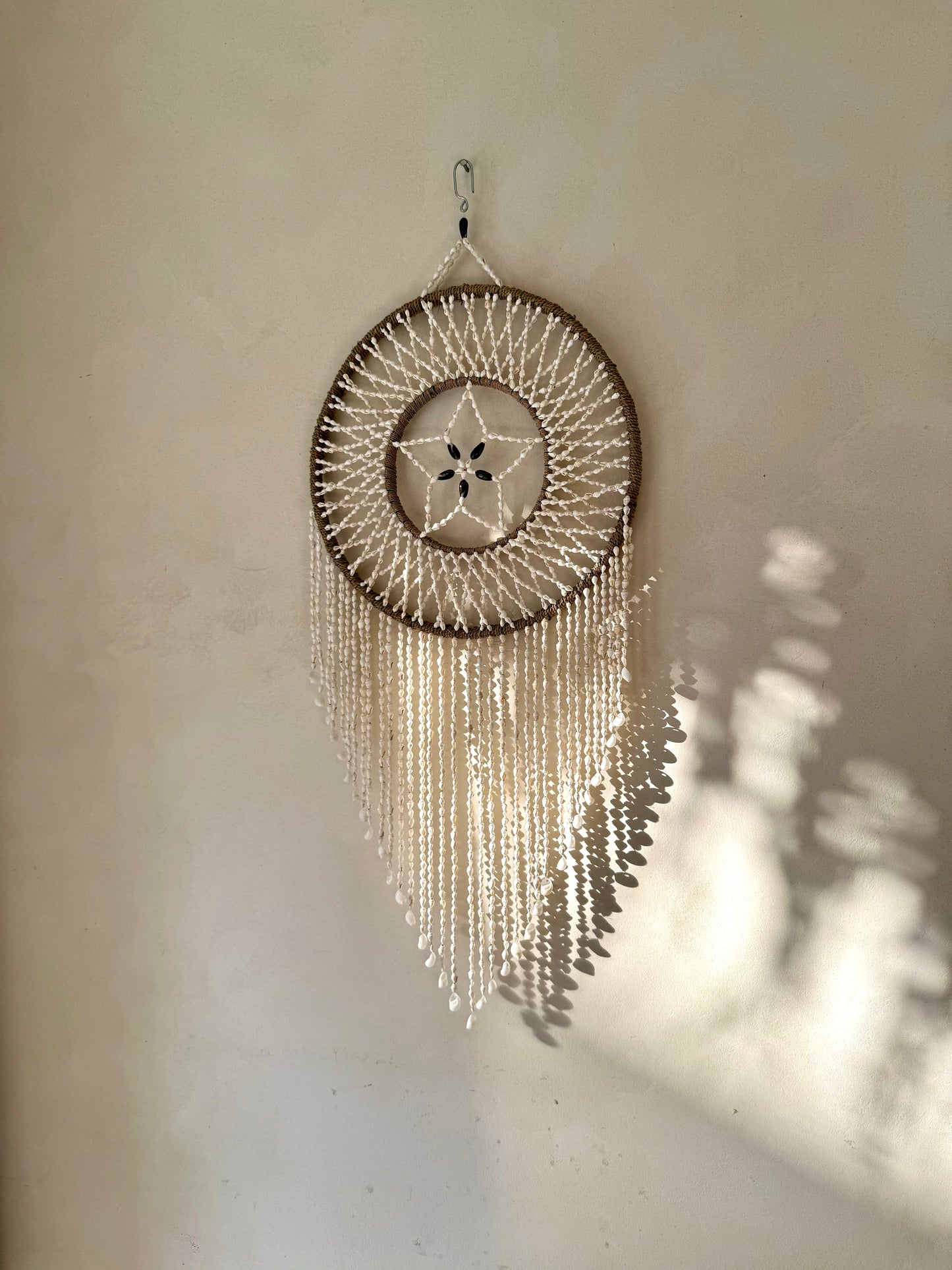 Attrape-rêves rond en coquillages – suspension murale bohème de Bali