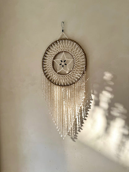Attrape-rêves rond en coquillages – suspension murale bohème de Bali