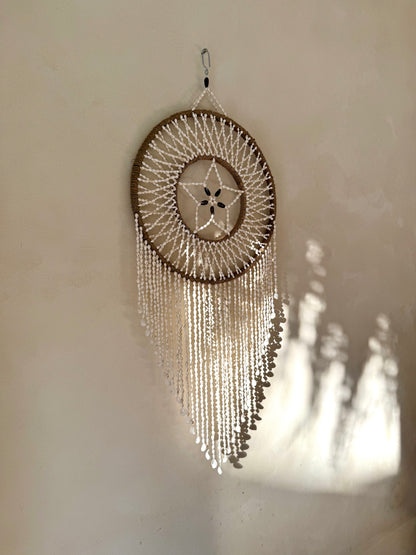 Attrape-rêves rond en coquillages – suspension murale bohème de Bali