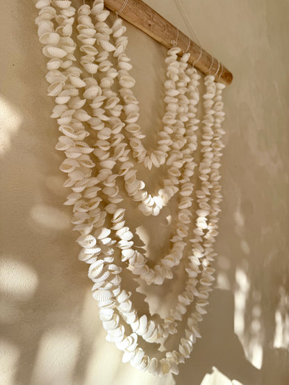 Suspension murale en bois flotté et coquillages Anadara – création artisanale de Bali