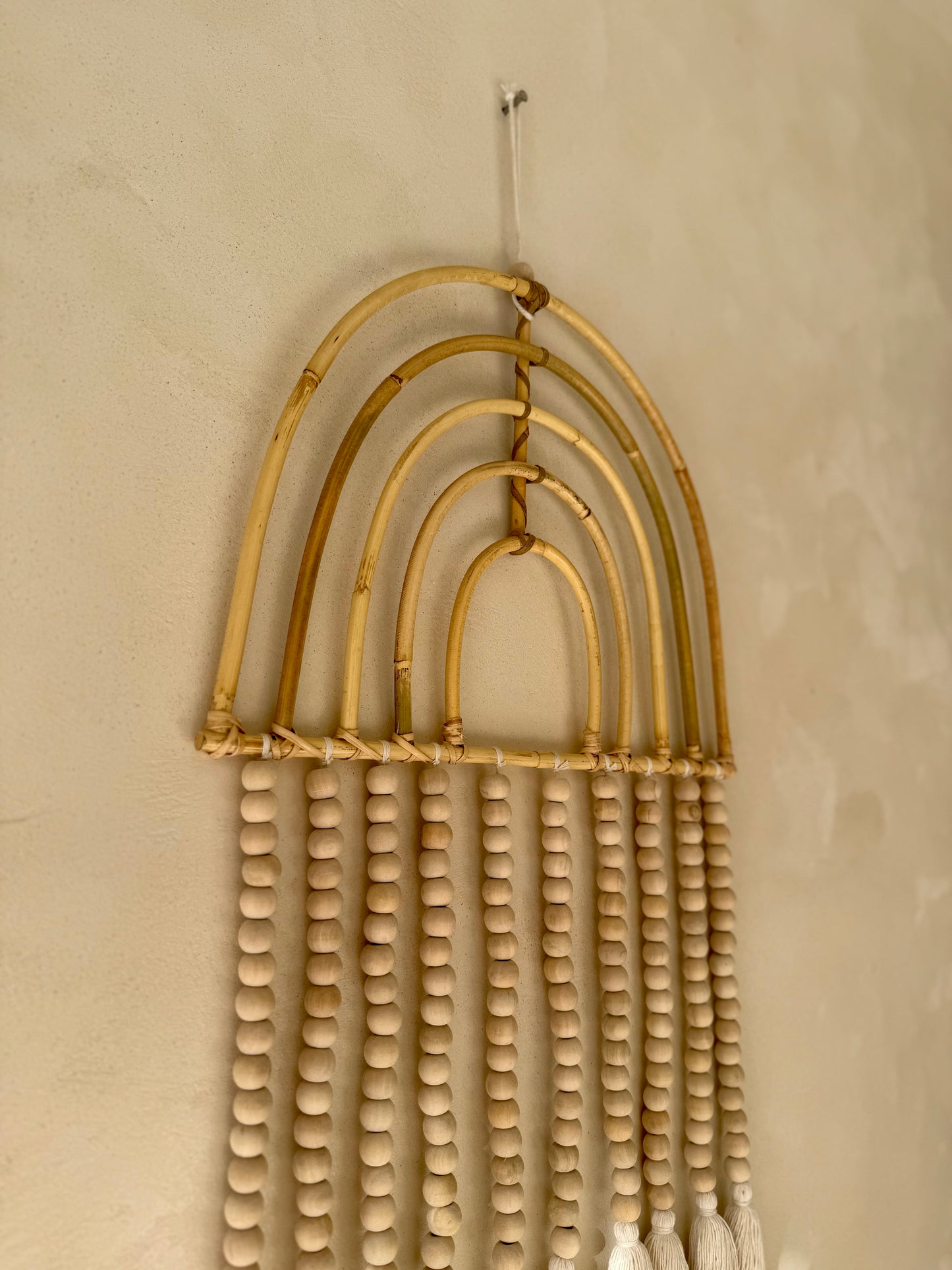 Suspension arc-en-ciel en rotin et perles de bois – décoration murale bohème de Bali