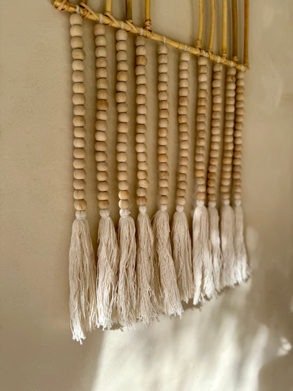 Suspension arc-en-ciel en rotin et perles de bois – décoration murale bohème de Bali