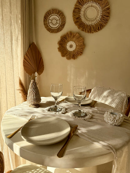 Décoration murale ronde ajourée en coquillages et macramé – pièce artisanale haut de gamme de Bali