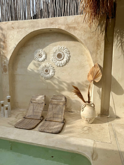 Juju Hat mural en plumes blanches et coquillages – décoration bohème chic de Bali