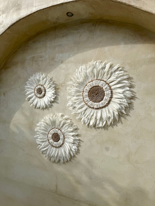 Juju Hat mural en plumes blanches et coquillages – décoration bohème chic de Bali