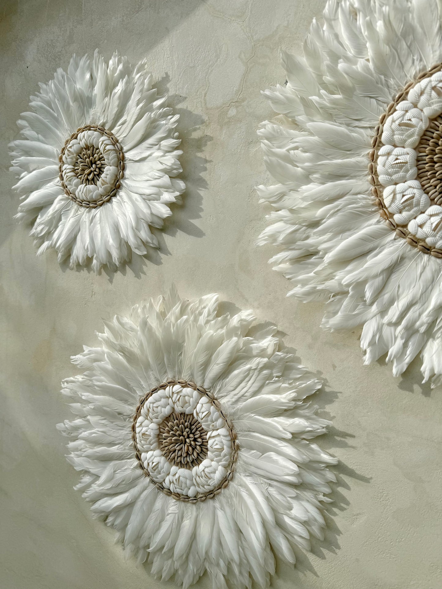 Juju Hat mural en plumes blanches et coquillages – décoration bohème chic de Bali