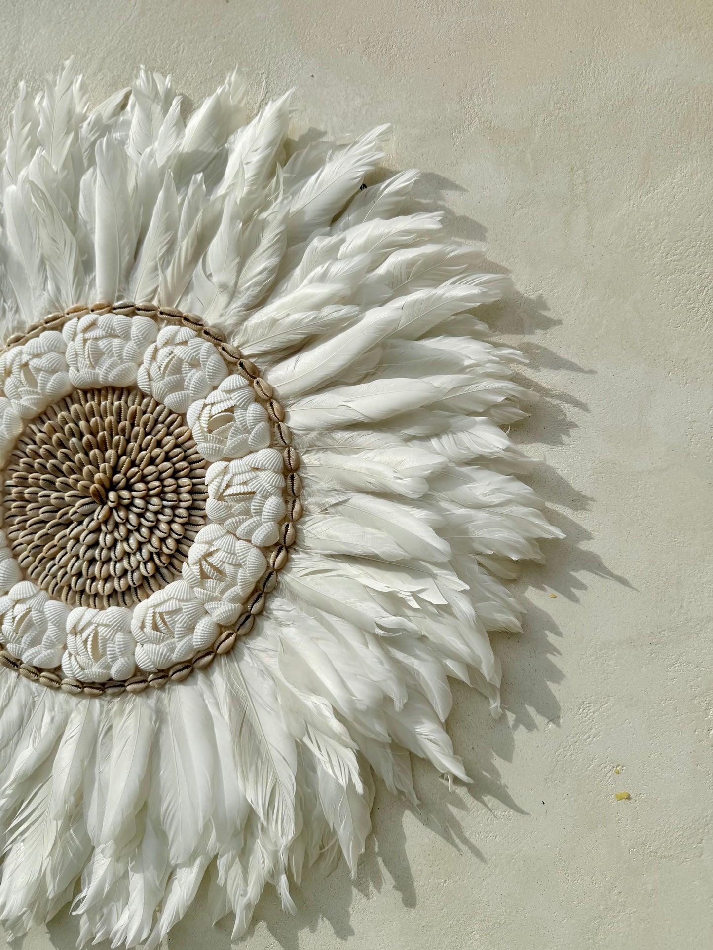 Juju Hat mural en plumes blanches et coquillages – décoration bohème chic de Bali