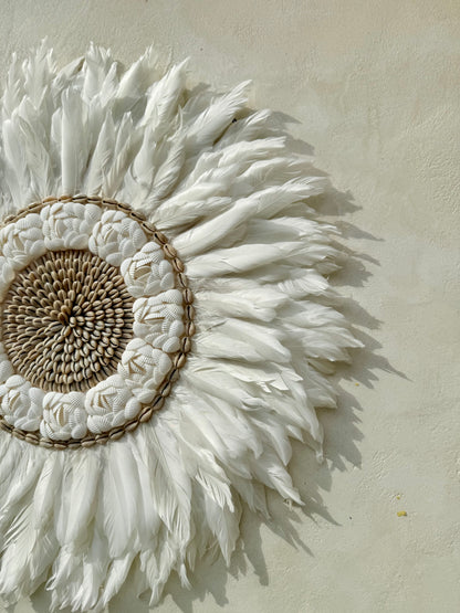 Juju Hat mural en plumes blanches et coquillages – décoration bohème chic de Bali