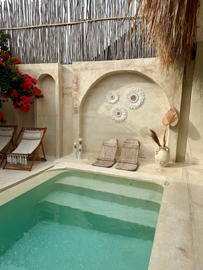 Juju Hat mural en plumes blanches et coquillages – décoration bohème chic de Bali