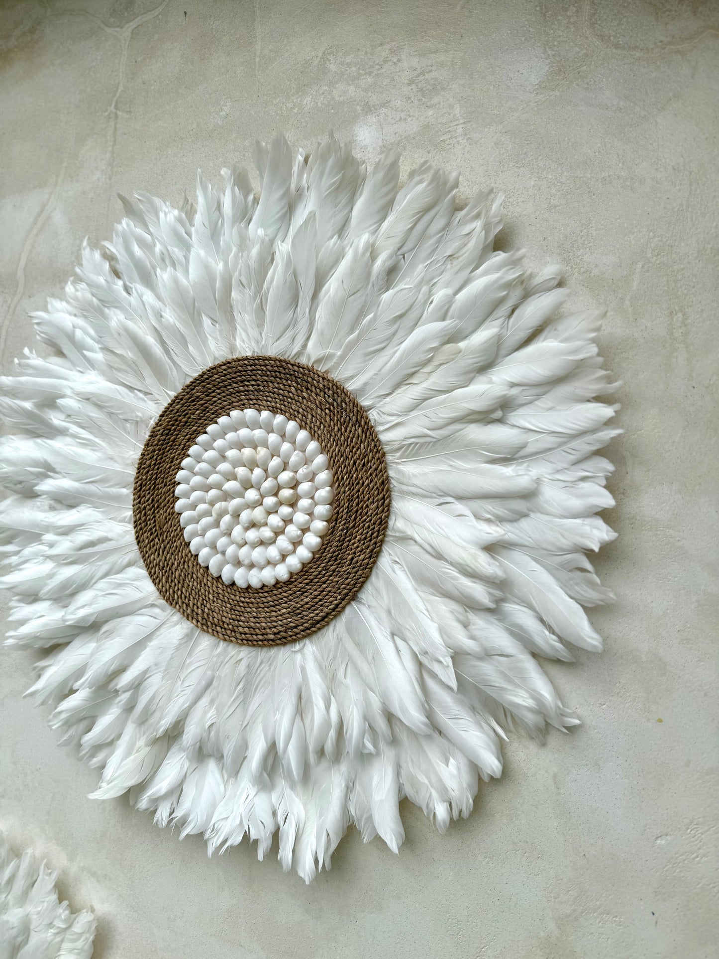 Juju Hat mural en plumes blanches et cordelettes naturelles – création artisanale balinaise