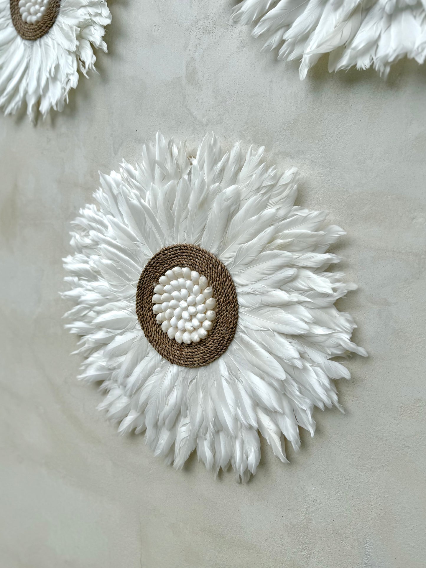 Juju Hat mural en plumes blanches et cordelettes naturelles – création artisanale balinaise