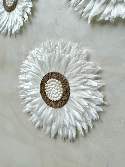 Juju Hat mural en plumes blanches et cordelettes naturelles – création artisanale balinaise