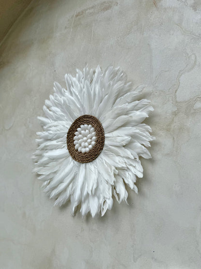 Juju Hat mural en plumes blanches et cordelettes naturelles – création artisanale balinaise