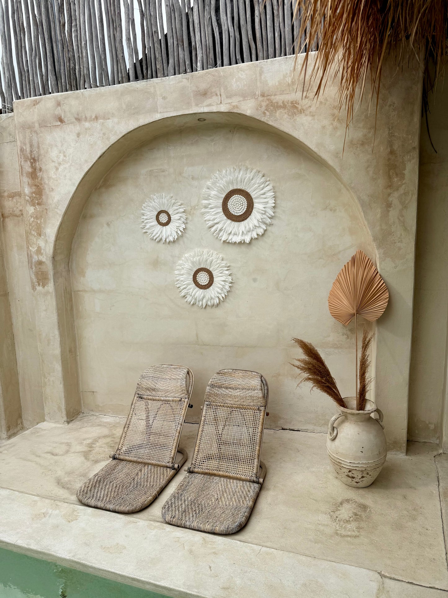 Juju Hat mural en plumes blanches et cordelettes naturelles – création artisanale balinaise