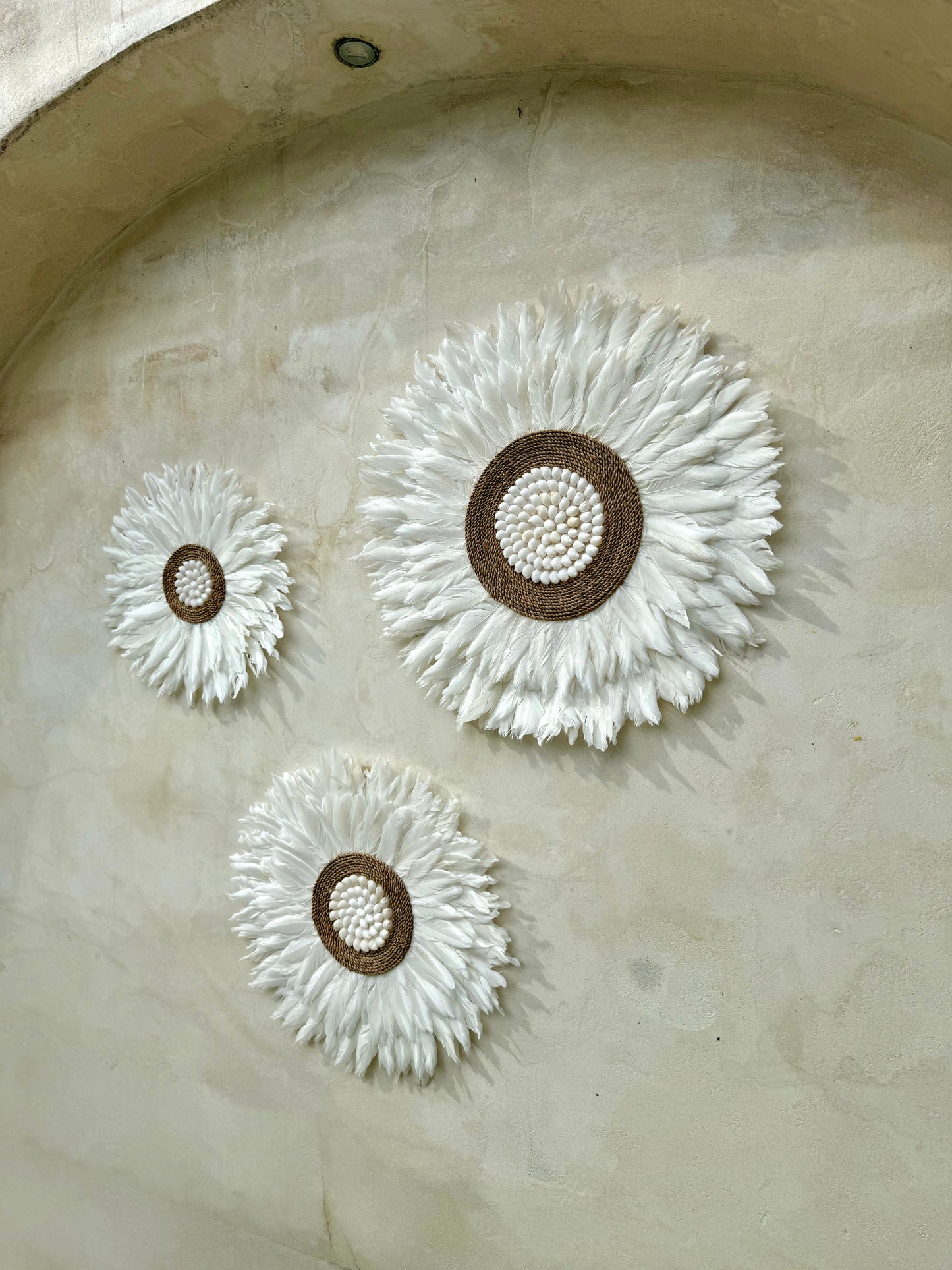 Juju Hat mural en plumes blanches et cordelettes naturelles – création artisanale balinaise