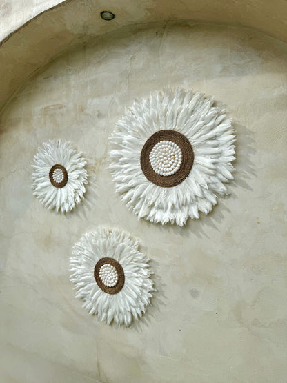 Juju Hat mural en plumes blanches et cordelettes naturelles – création artisanale balinaise