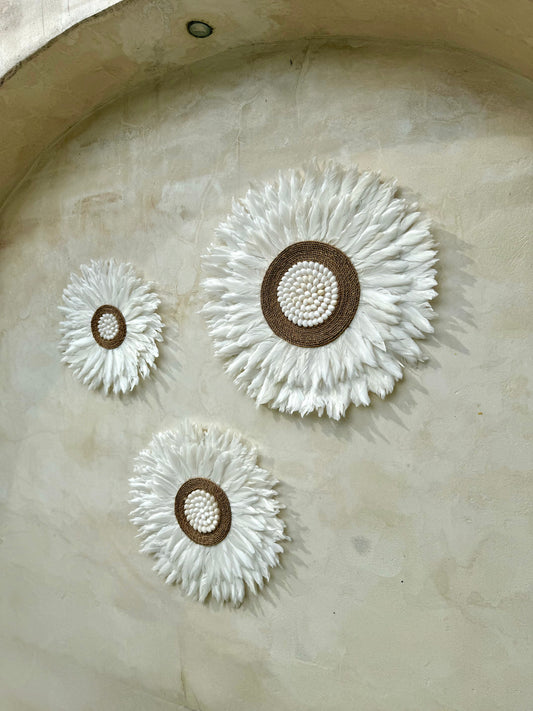 Juju Hat mural en plumes blanches et cordelettes naturelles – création artisanale balinaise
