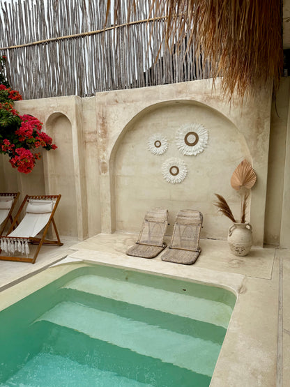 Juju Hat mural en plumes blanches et cordelettes naturelles – création artisanale balinaise