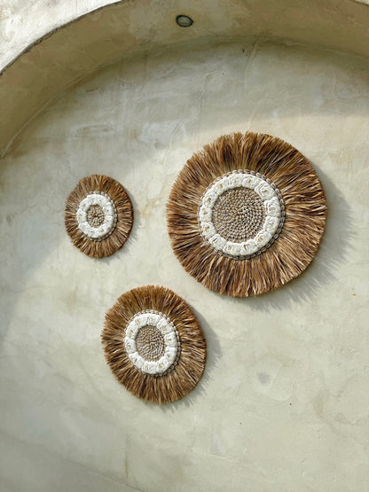 Décoration murale ronde en coquillages Cauri et Anadara – création artisanale de Bali