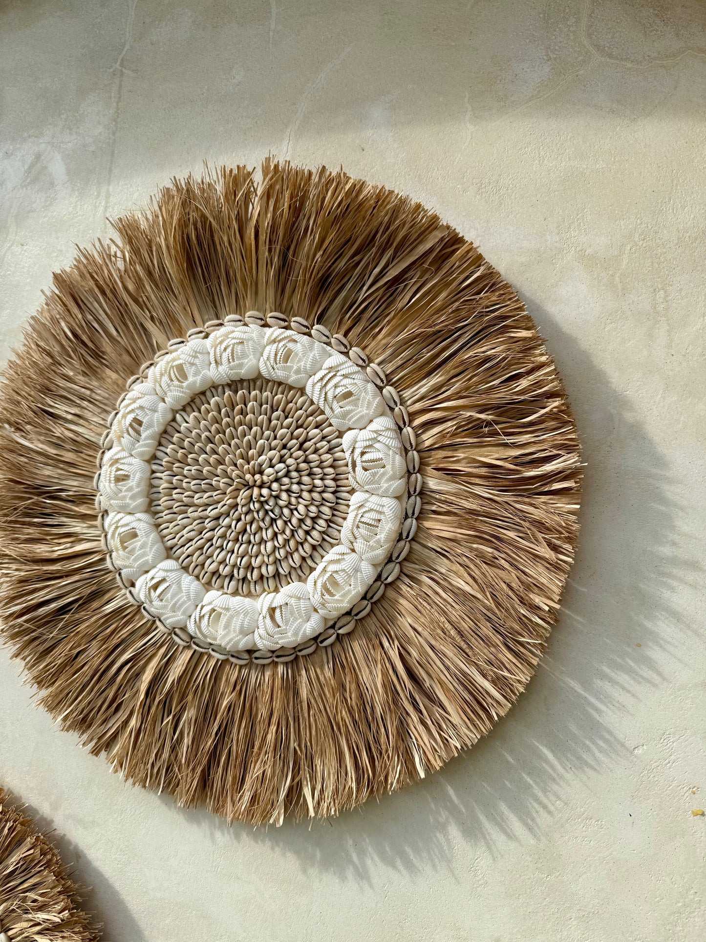 Décoration murale ronde en coquillages Cauri et Anadara – création artisanale de Bali