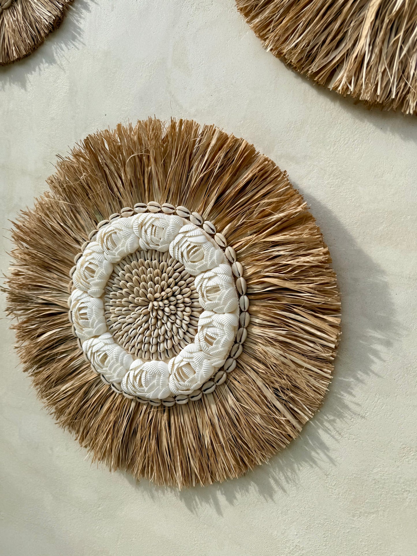 Décoration murale ronde en coquillages Cauri et Anadara – création artisanale de Bali