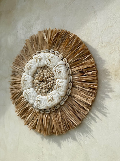 Décoration murale ronde en coquillages Cauri et Anadara – création artisanale de Bali