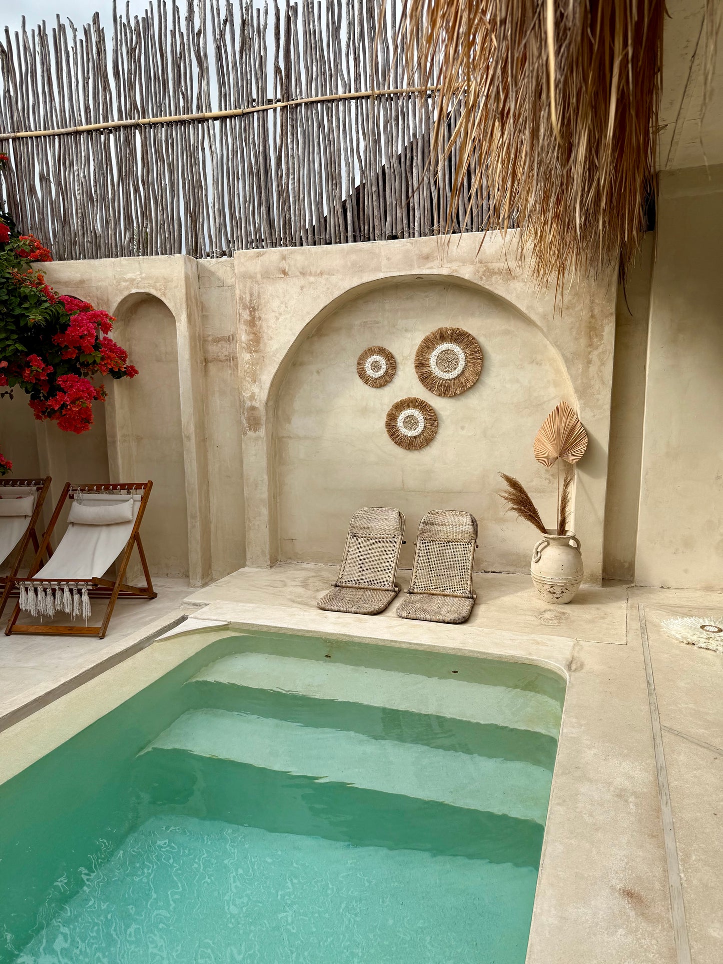 Décoration murale ronde en coquillages Cauri et Anadara – création artisanale de Bali