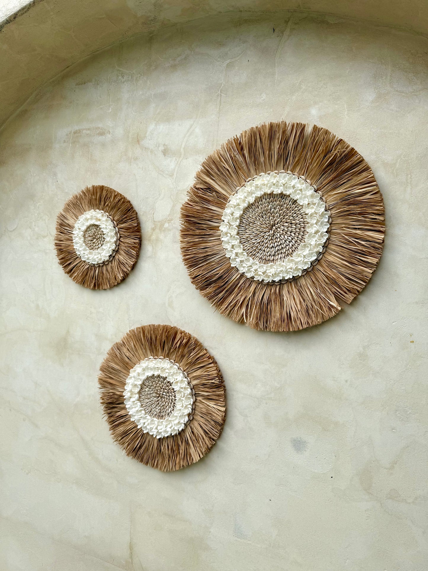 Décoration murale ronde en coquillages Cauri et Anadara – motif floral – création artisanale de Bali