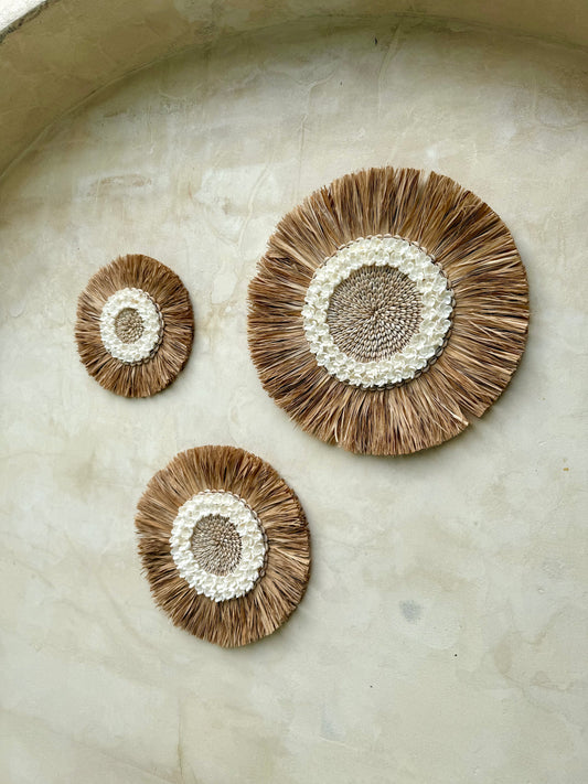 Décoration murale ronde en coquillages Cauri et Anadara – motif floral – création artisanale de Bali