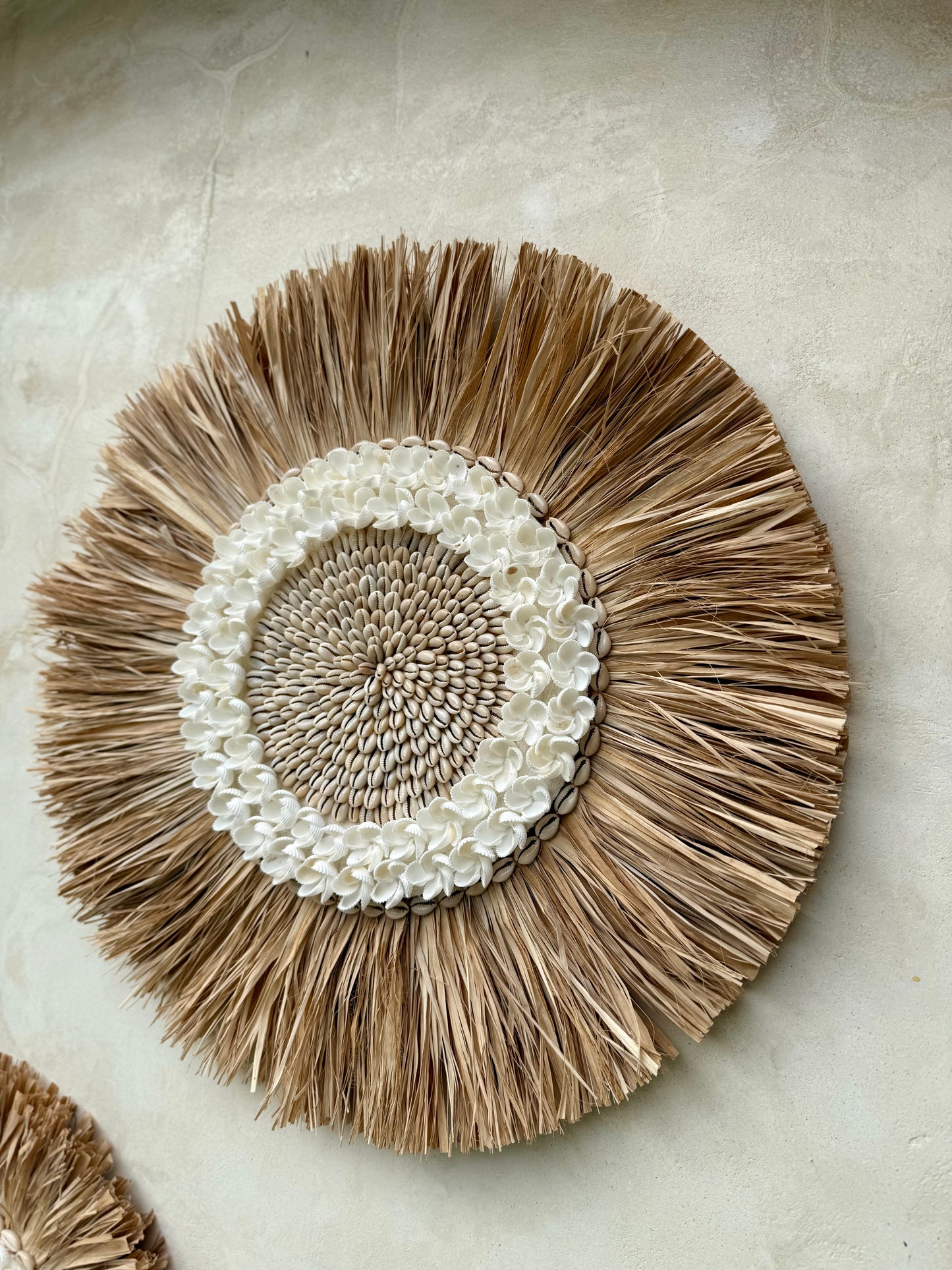 Décoration murale ronde en coquillages Cauri et Anadara – motif floral – création artisanale de Bali