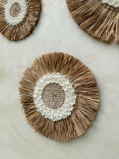Décoration murale ronde en coquillages Cauri et Anadara – motif floral – création artisanale de Bali