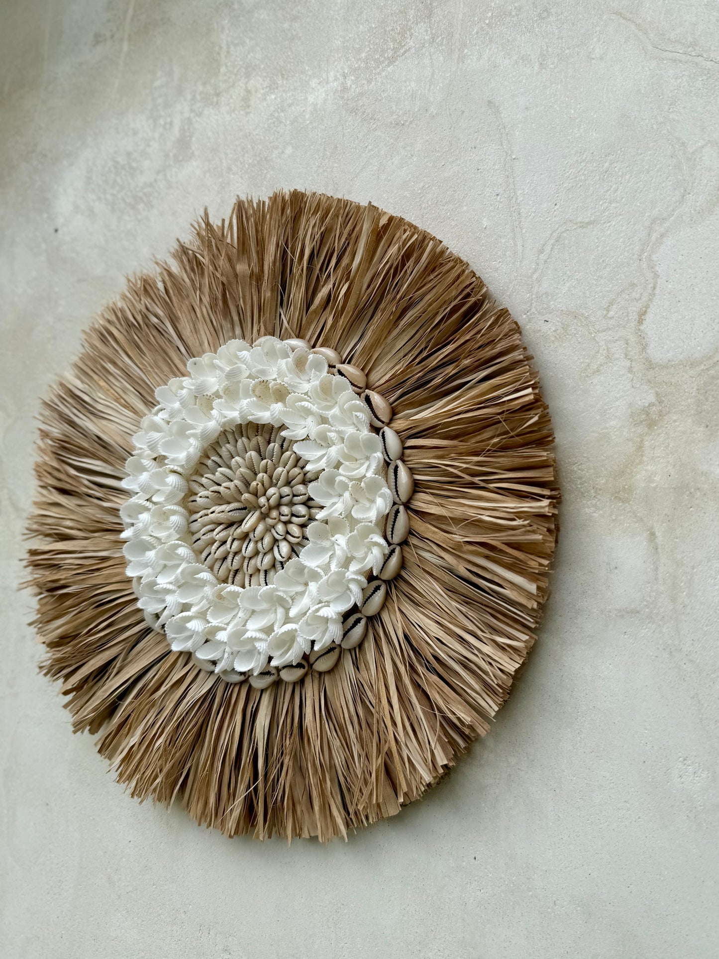 Décoration murale ronde en coquillages Cauri et Anadara – motif floral – création artisanale de Bali