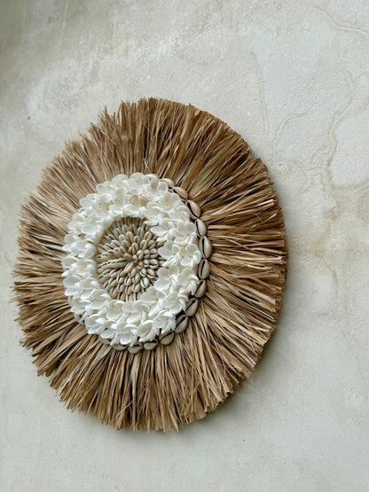 Décoration murale ronde en coquillages Cauri et Anadara – motif floral – création artisanale de Bali