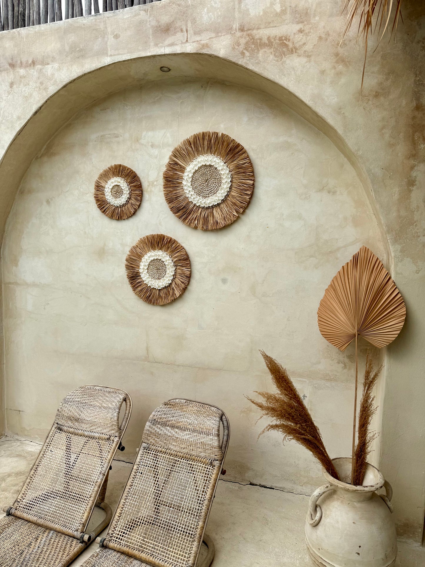 Décoration murale ronde en coquillages Cauri et Anadara – motif floral – création artisanale de Bali