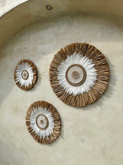 Décoration murale ronde bohème en coquillages et plumes – décoration artisanale de Bali