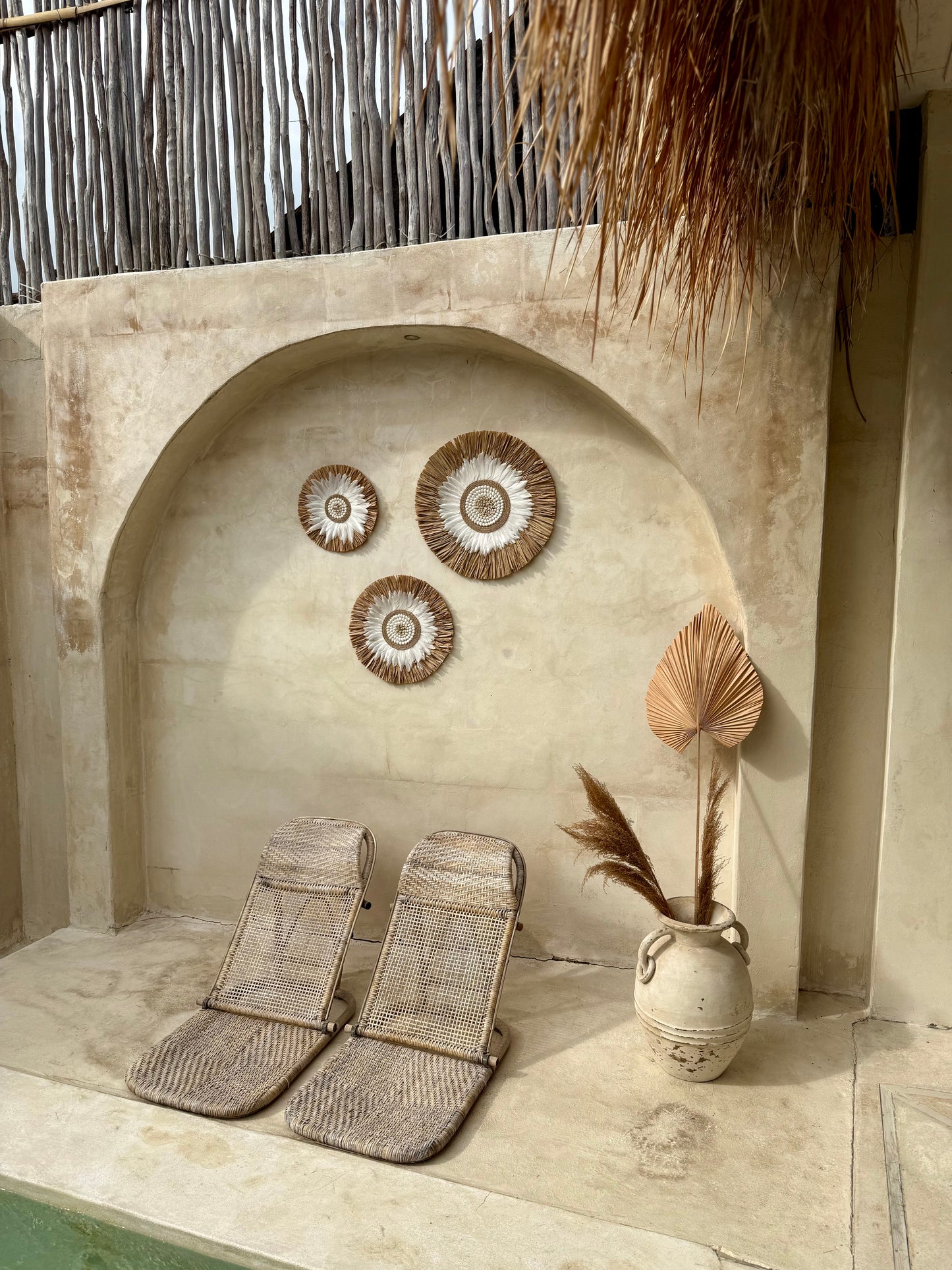 Décoration murale ronde bohème en coquillages et plumes – décoration artisanale de Bali