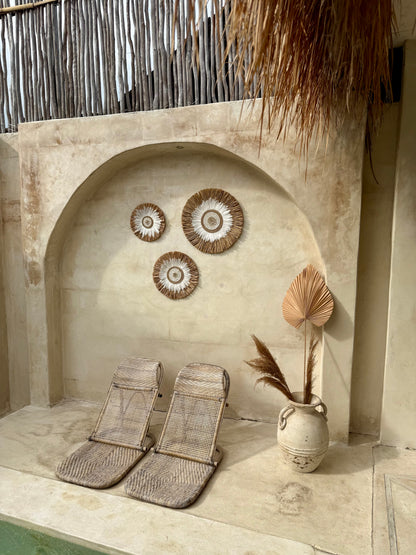 Décoration murale ronde bohème en coquillages et plumes – décoration artisanale de Bali