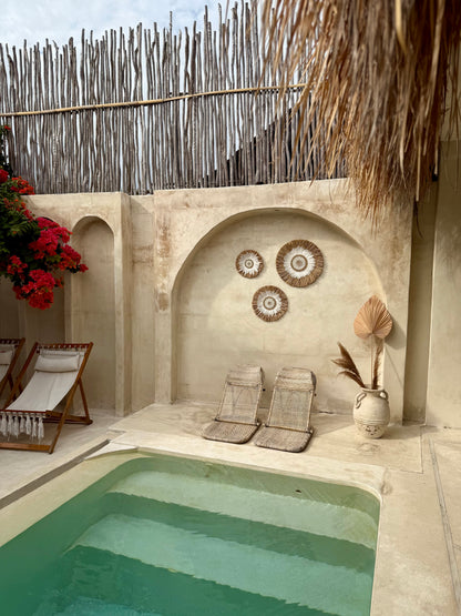 Décoration murale ronde bohème en coquillages et plumes – décoration artisanale de Bali