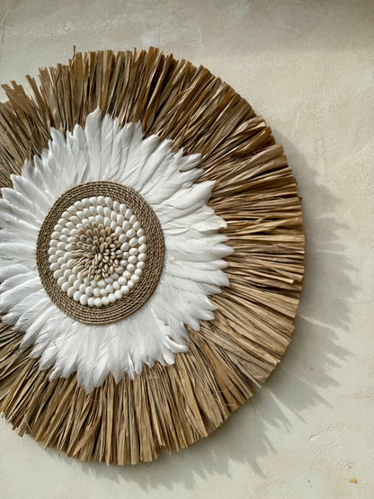 Décoration murale ronde bohème en coquillages et plumes – décoration artisanale de Bali