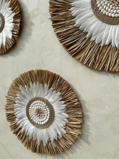 Décoration murale ronde bohème en coquillages et plumes – décoration artisanale de Bali