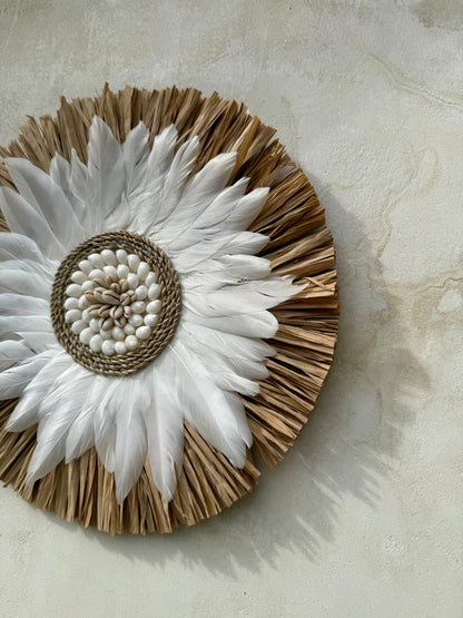 Décoration murale ronde bohème en coquillages et plumes – décoration artisanale de Bali