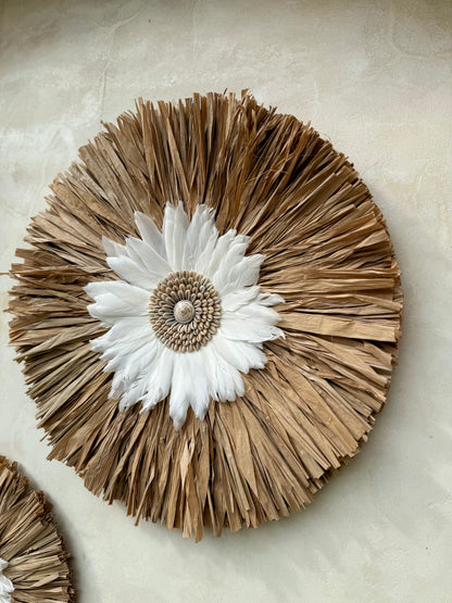 Décoration murale ronde bohème en coquillages et plumes blanches – création artisanale de Bali
