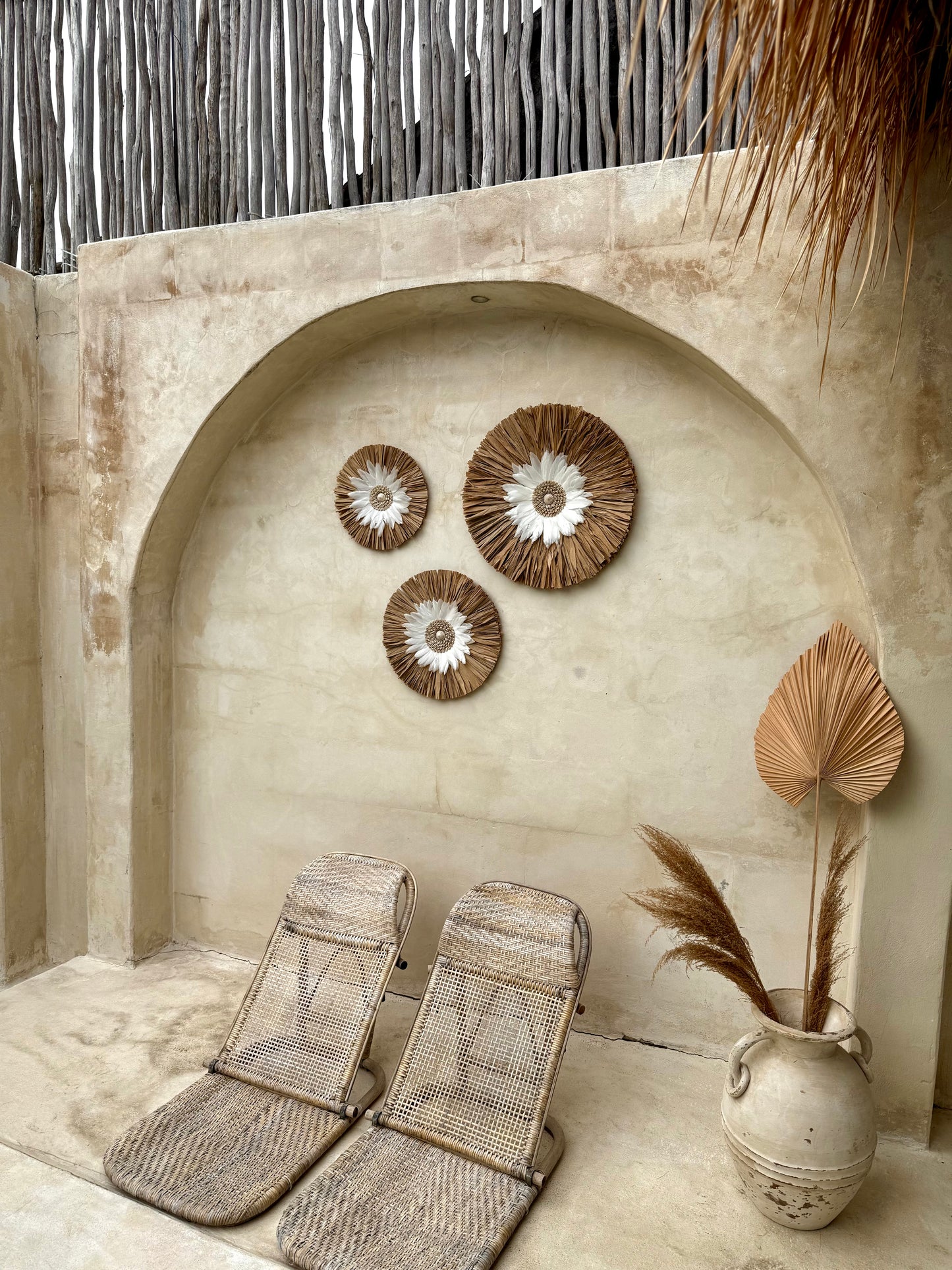 Décoration murale ronde bohème en coquillages et plumes blanches – création artisanale de Bali