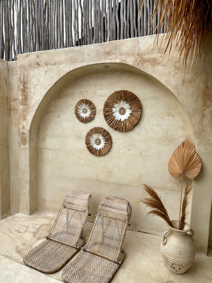 Décoration murale ronde bohème en coquillages et plumes blanches – création artisanale de Bali