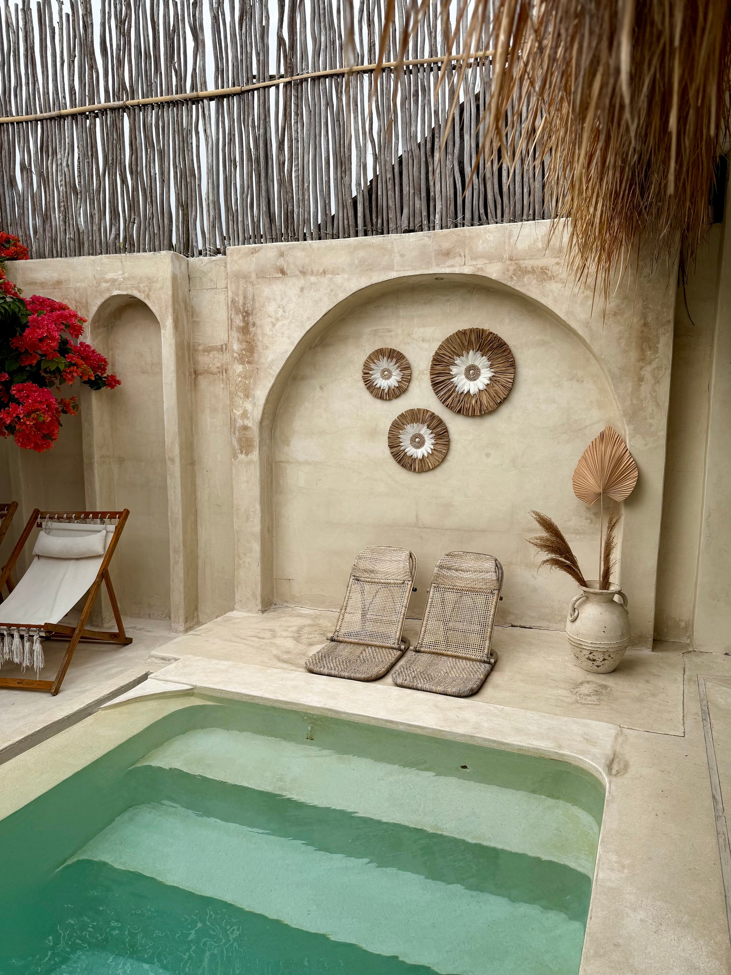 Décoration murale ronde bohème en coquillages et plumes blanches – création artisanale de Bali