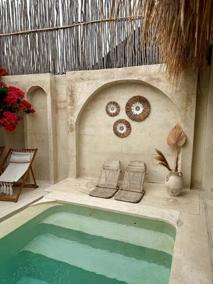 Décoration murale ronde bohème en coquillages et plumes blanches – création artisanale de Bali