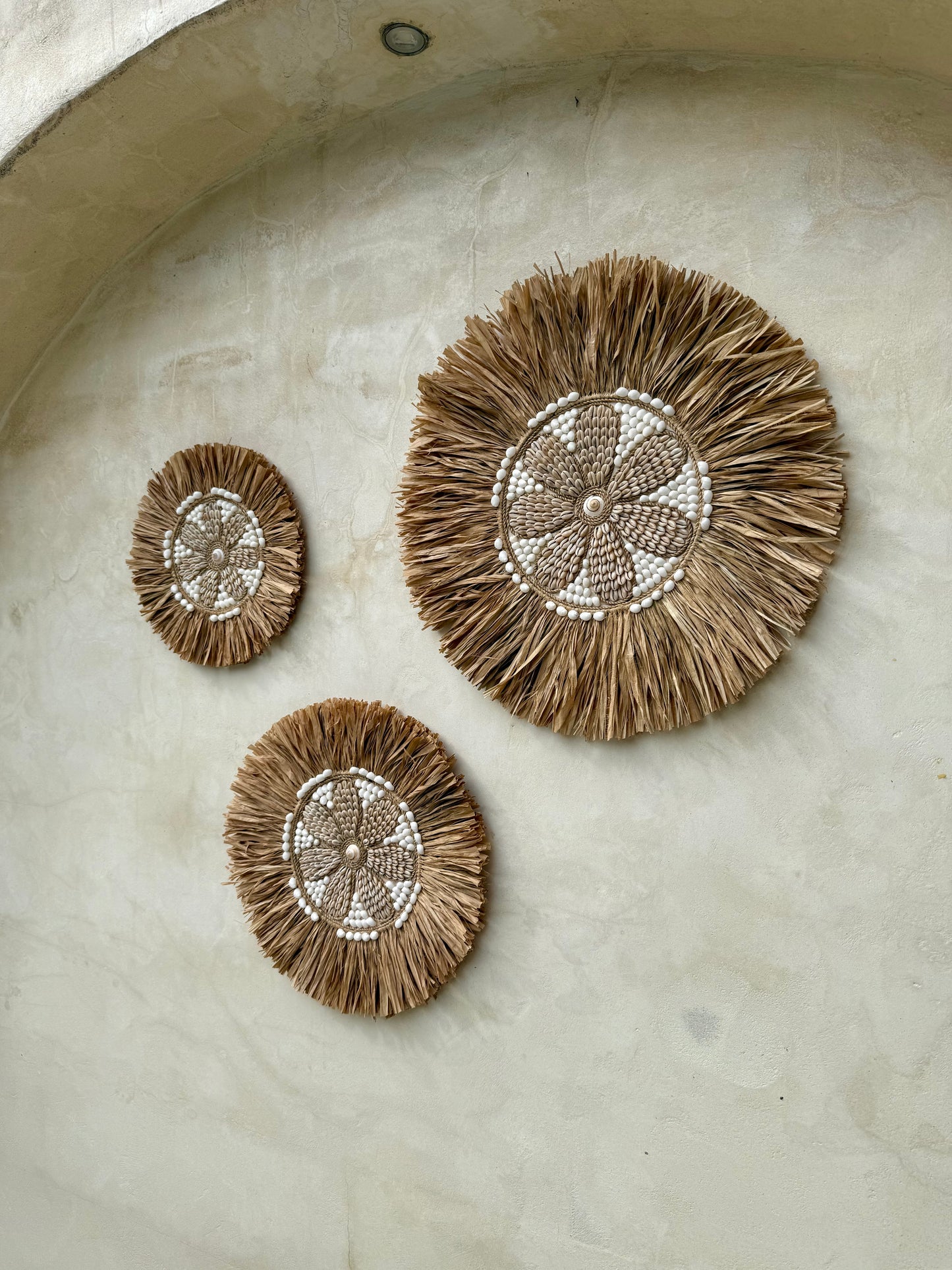 Décoration murale ronde en coquillages – motif floral artisanal de Bali
