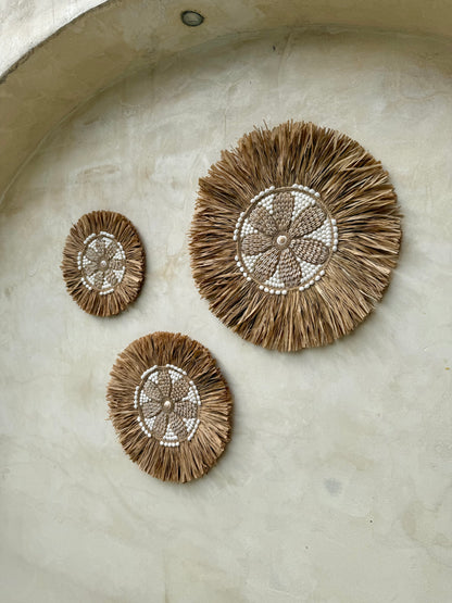 Décoration murale ronde en coquillages – motif floral artisanal de Bali