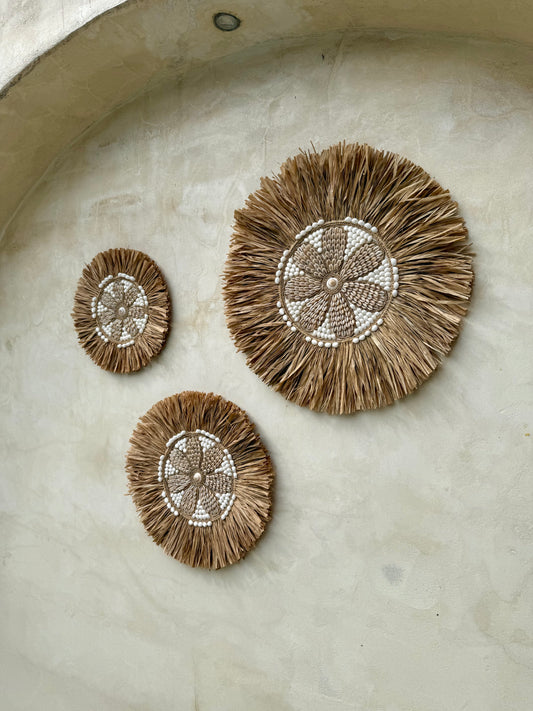 Décoration murale ronde en coquillages – motif floral artisanal de Bali