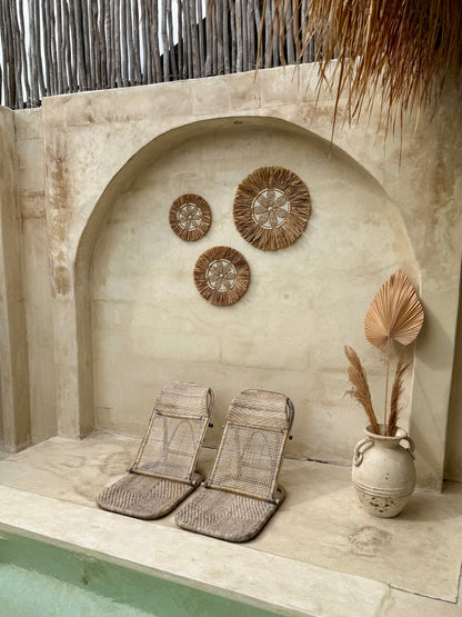 Décoration murale ronde en coquillages – motif floral artisanal de Bali